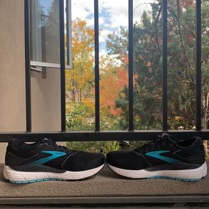 9.5 Wide Brooks Ariel 20 Sneakers